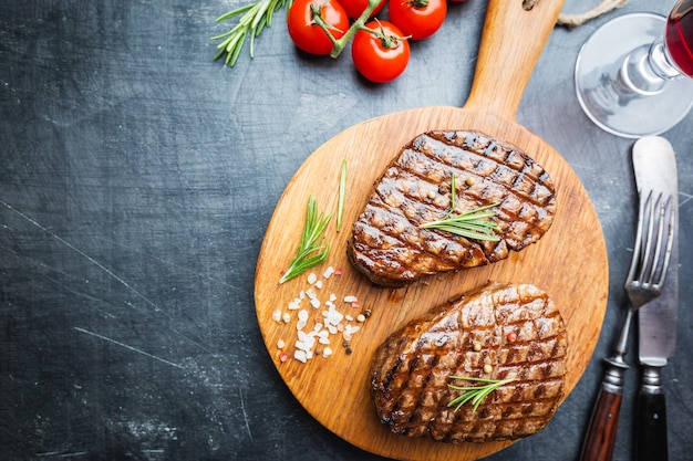 Bife de carne marmorizada grelhada Filé Mignon com temperos. Bife suculento na tábua, vista superior.