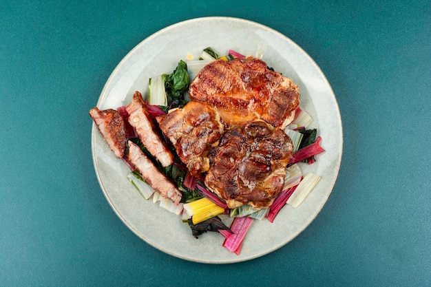 Bife de carne saborosa com salada verde