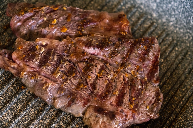 Bife de carne suculenta cozinhando na frigideira na cozinha profissional Bife nobre fritando na grelha Cozinha moderna deliciosa