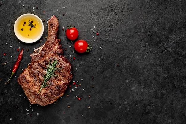 bife de caubói grelhado com temperos na mesa de pedra