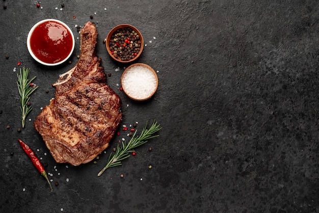 bife de caubói grelhado com temperos na mesa de pedra