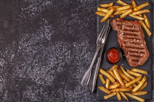 Bife de churrasco com batata frita