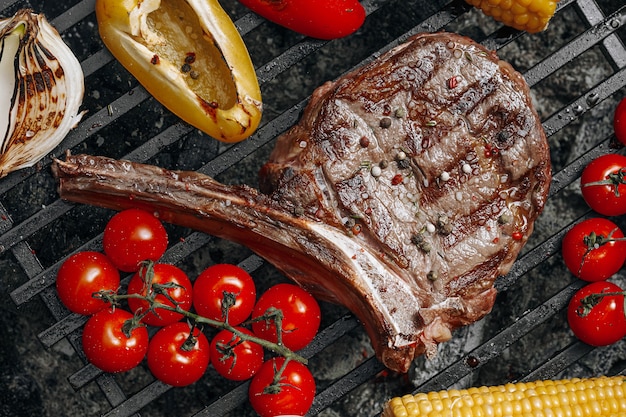 Bife de churrasco em quadro de ardósia preta