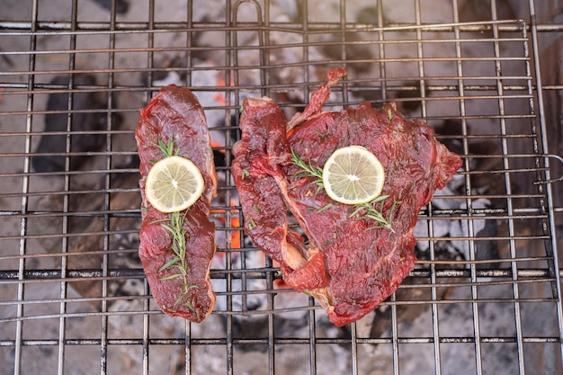 Foto bife de churrasco frito na grelha