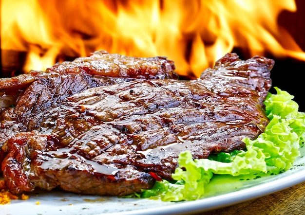 Bife de churrasco no carvão em fogo alto