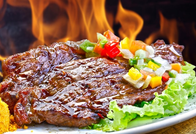 Bife de churrasco no carvão em fogo alto