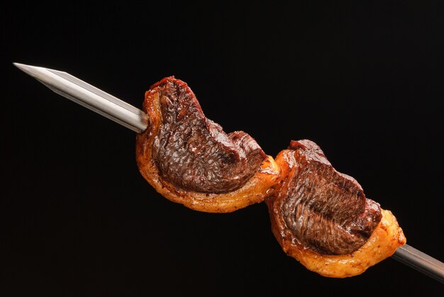 Churrasco de picanha assada no espeto na brasa. Esse tipo de churrasco é  amplamente consumido em todo o Brasil [download] - Designi