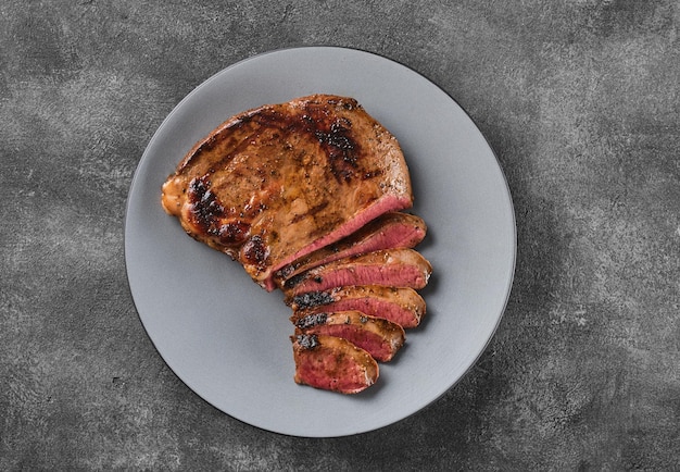 Bife de coração de carne grelhada em uma vista superior de placa cinza