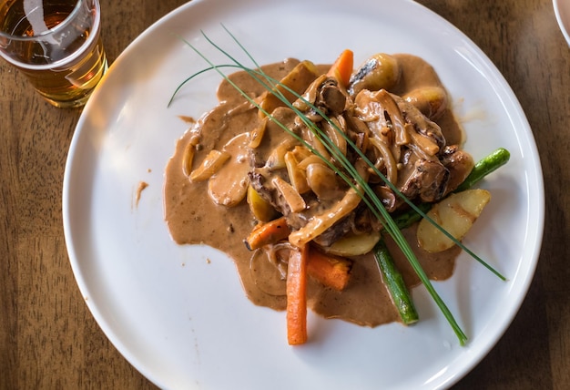 Bife de costela assado com legumes