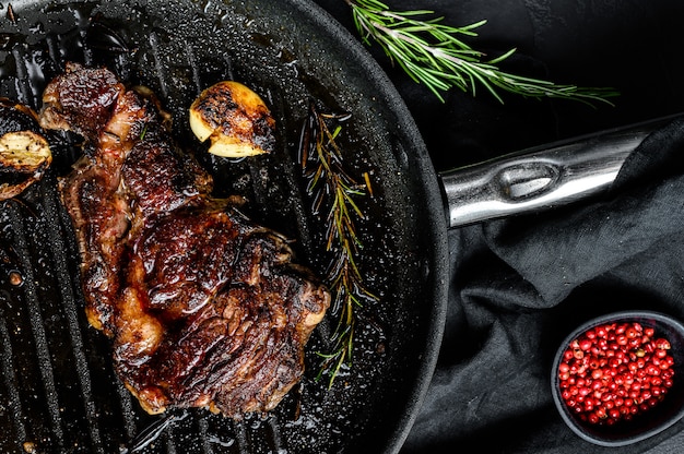 Bife de costela em uma panela de grelhar. Rosbife