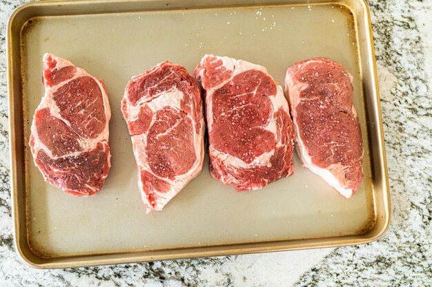 Bife de costela temperado pronto para assar