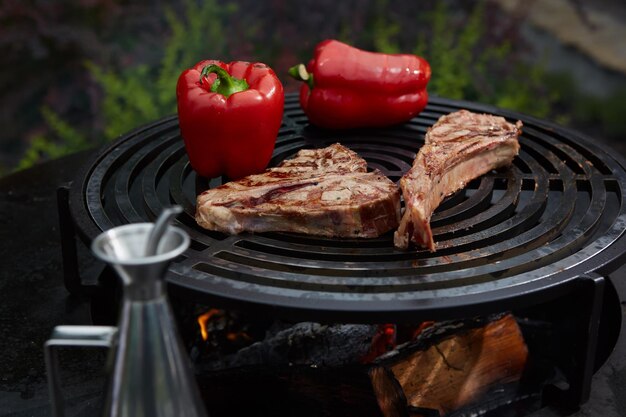 Bife de costela Tomahawk e Tbone na grelha preta quente