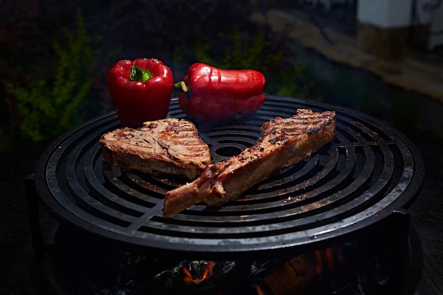 Bife de costela Tomahawk e Tbone na grelha preta quente