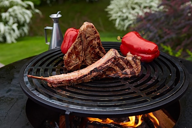 Bife de costela Tomahawk e Tbone na grelha preta quente