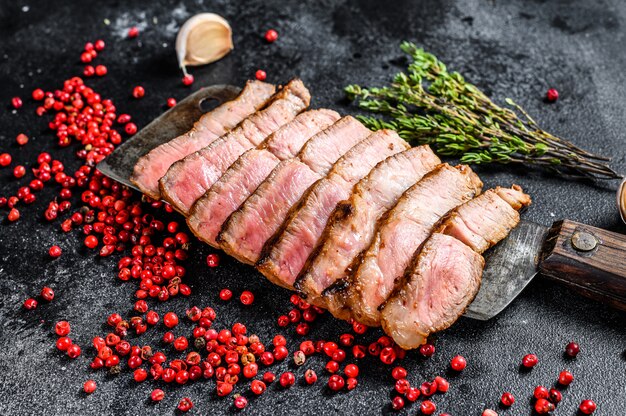 Bife de costeleta de mármore de porco fatiado com especiarias e ervas.