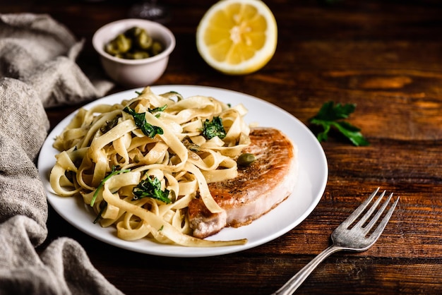 Bife de costeleta de porco com macarrão