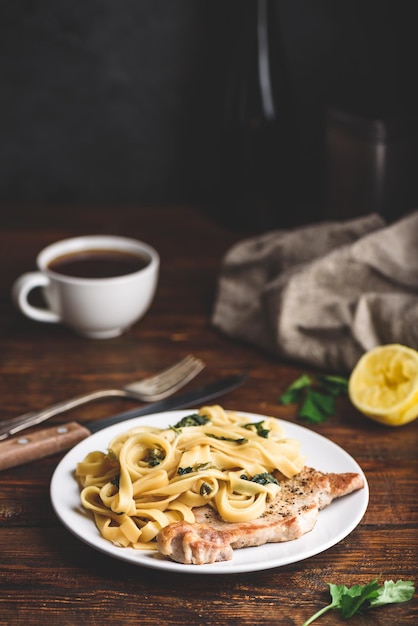 Bife de costeleta de porco com tagliatelle e alcaparras