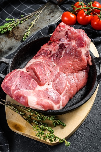 Bife de costeleta de porco crua em uma panela