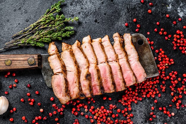 Bife de costeleta de porco em fatias de mármore com especiarias e ervas