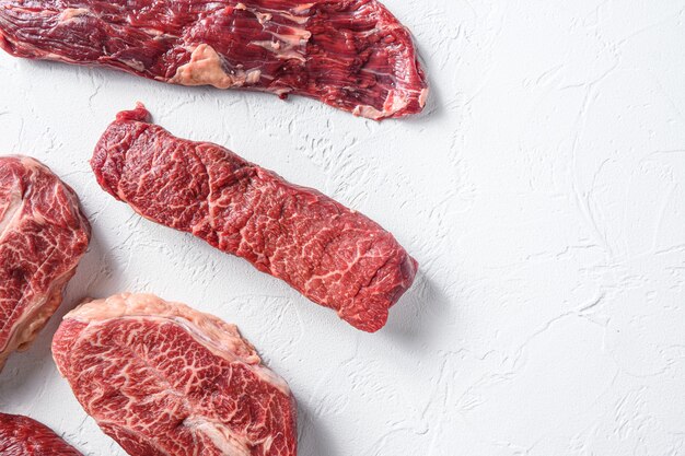 Bife de facão orgânico cru perto de denver e carne de mármore da lâmina superior no fundo branco