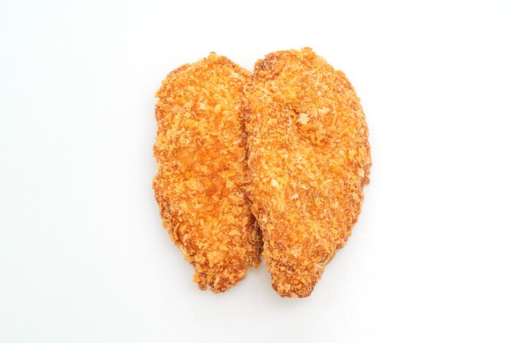 Foto bife de filé de peito de frango frito isolado no fundo branco