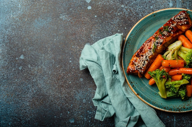 Bife de filé de salmão grelhado ao molho teriyaki com legumes assados cenoura e brócolis