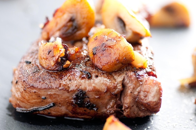 Foto bife de filé de vaca com cogumelos