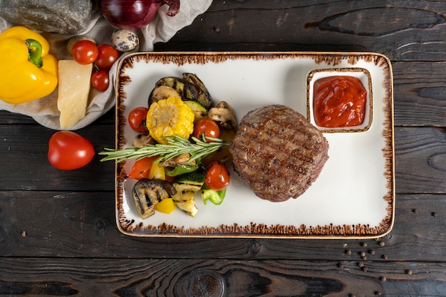 Bife de filé mignon com legumes grelhados.