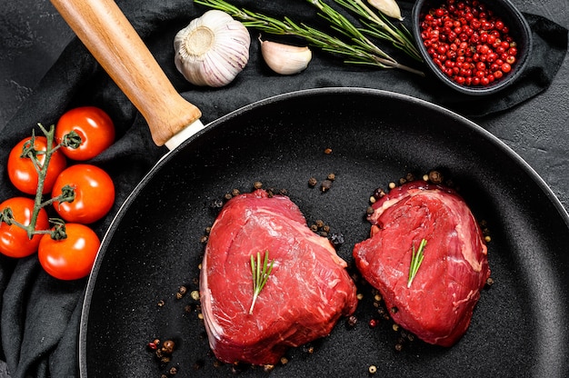 Bife de filé mignon em uma frigideira.