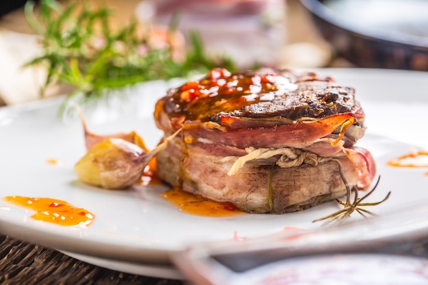 Bife de filé mignon grelhado com molho de pimenta em chapa branca.