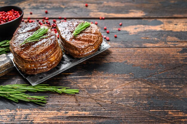 Bife de filé mignon grelhado em um cutelo.