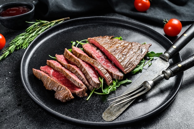 Bife de flanco grelhado e cortado