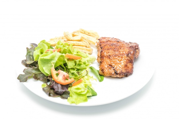 bife de frango grelhado com batatas fritas e salada de legumes