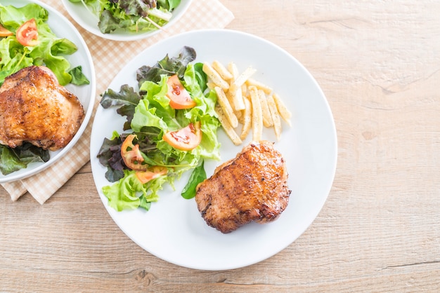 bife de frango grelhado com batatas fritas e salada de legumes