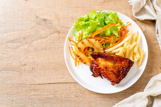 Foto bife de frango grelhado com legumes