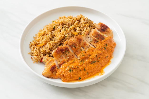 Bife de frango grelhado com molho de curry vermelho e arroz - estilo de comida muçulmana