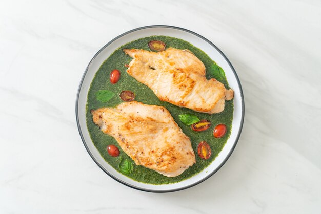 bife de frango grelhado com molho pesto e tomate