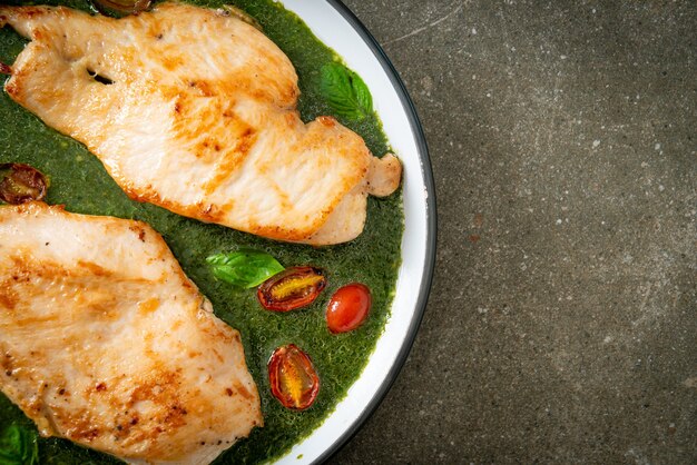 Bife de frango grelhado com molho pesto e tomate