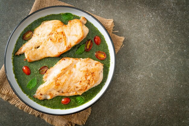 bife de frango grelhado com molho pesto e tomate