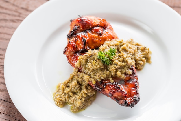 Bife de frango grelhado com tapenade de azeitona