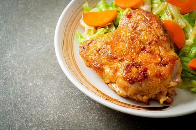 Bife de frango teppanyaki com repolho e cenoura