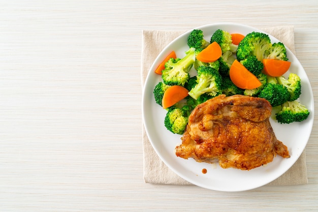 bife de frango teriyaki com brócolis e cenoura