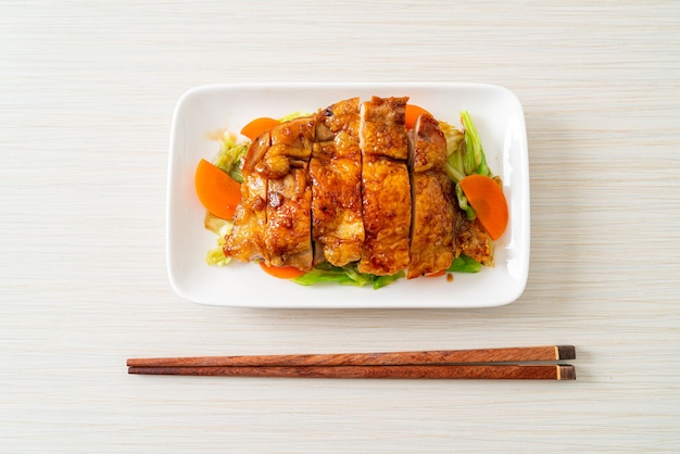 bife de frango teriyaki teppanyaki com repolho e cenoura