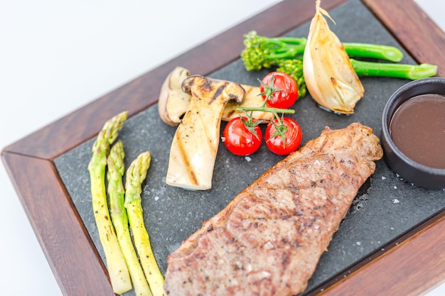 Bife de legumes no prato Comida gourmet luxo estilo de vida restaurante caro receita servindo conceito