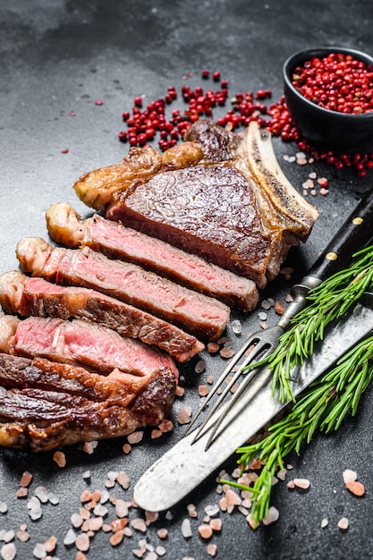 Bife de lombo com osso com sal e pimenta. Carne de vaca grelhada.