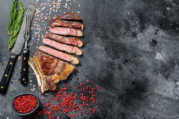 Bife de lombo com osso com sal e pimenta