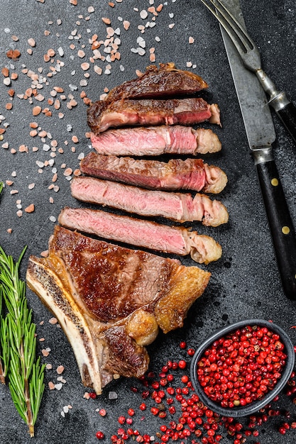 Foto bife de lombo com osso com sal e pimenta