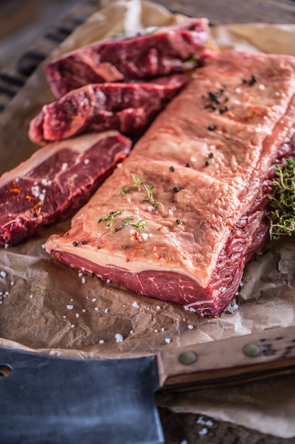 Bife de lombo cru com especiarias e ervas salgadas.