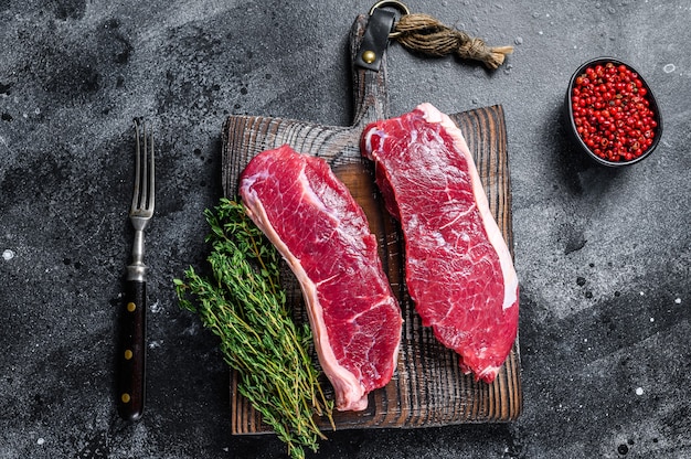 Bife de lombo de carne bovina em mármore crua. vista do topo.