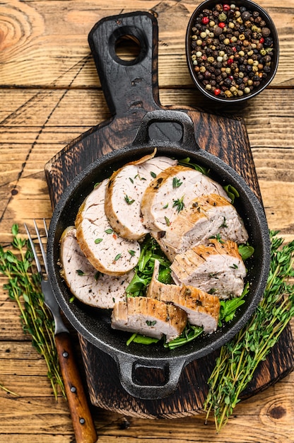 Bife de lombo de porco grelhado em fatias em uma panela.